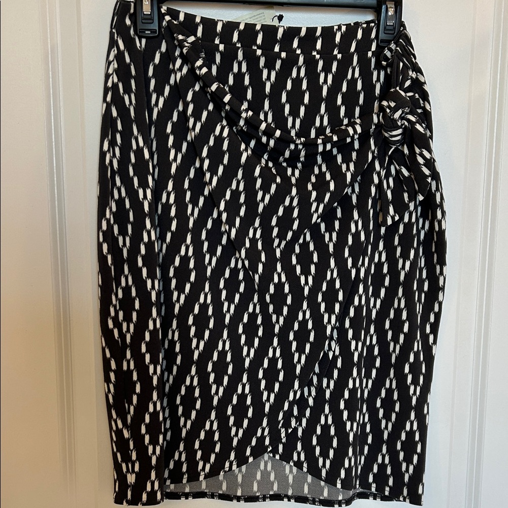 Banana Republic Black and Cream Patterned Skirt with Side Tie- New With Tags- MP